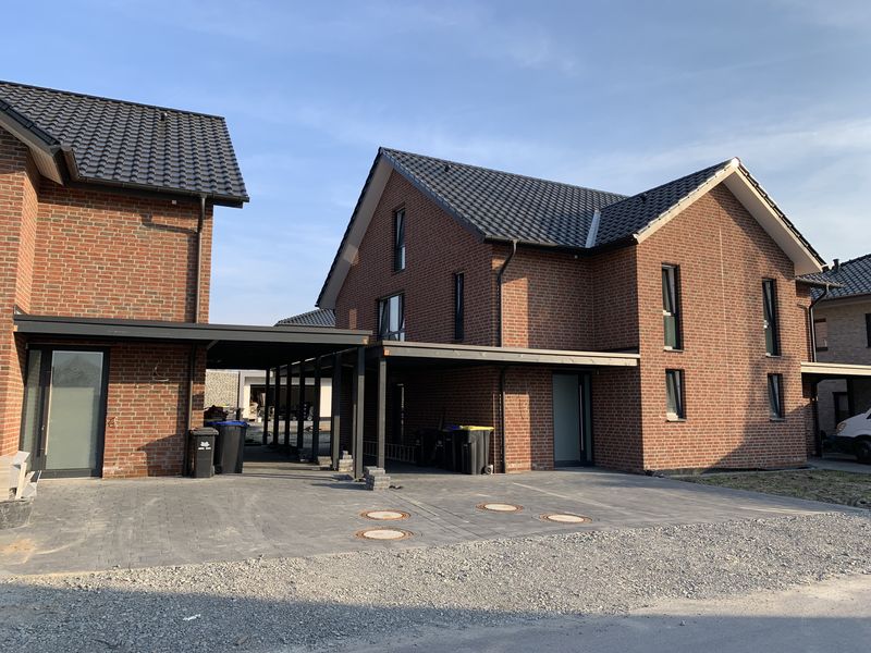 Doppelhaushälfte mit Carport und Garten